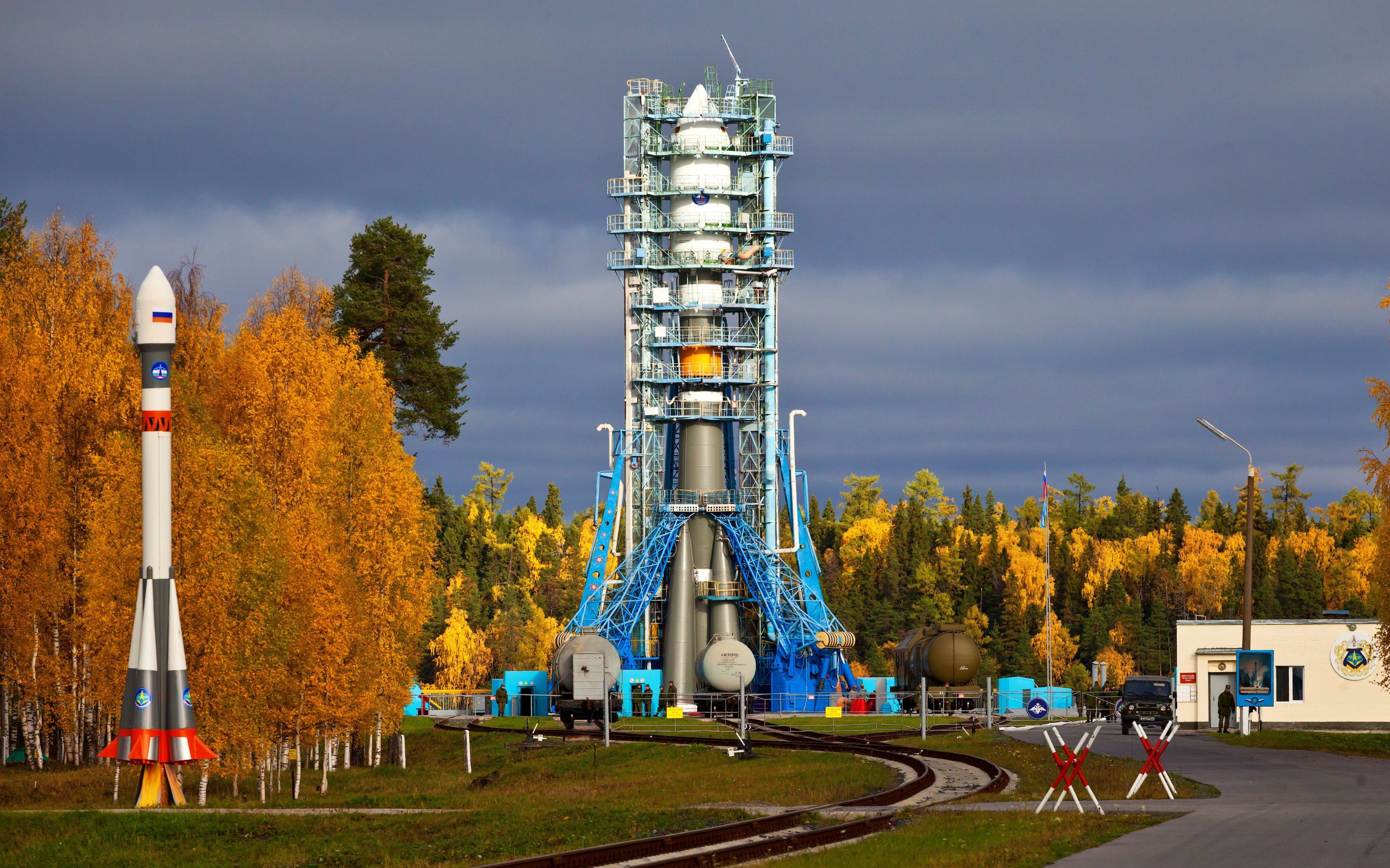 space station, Spaceship, Rockets, Clouds, Russian, Trees, Technology, Soldier Wallpaper