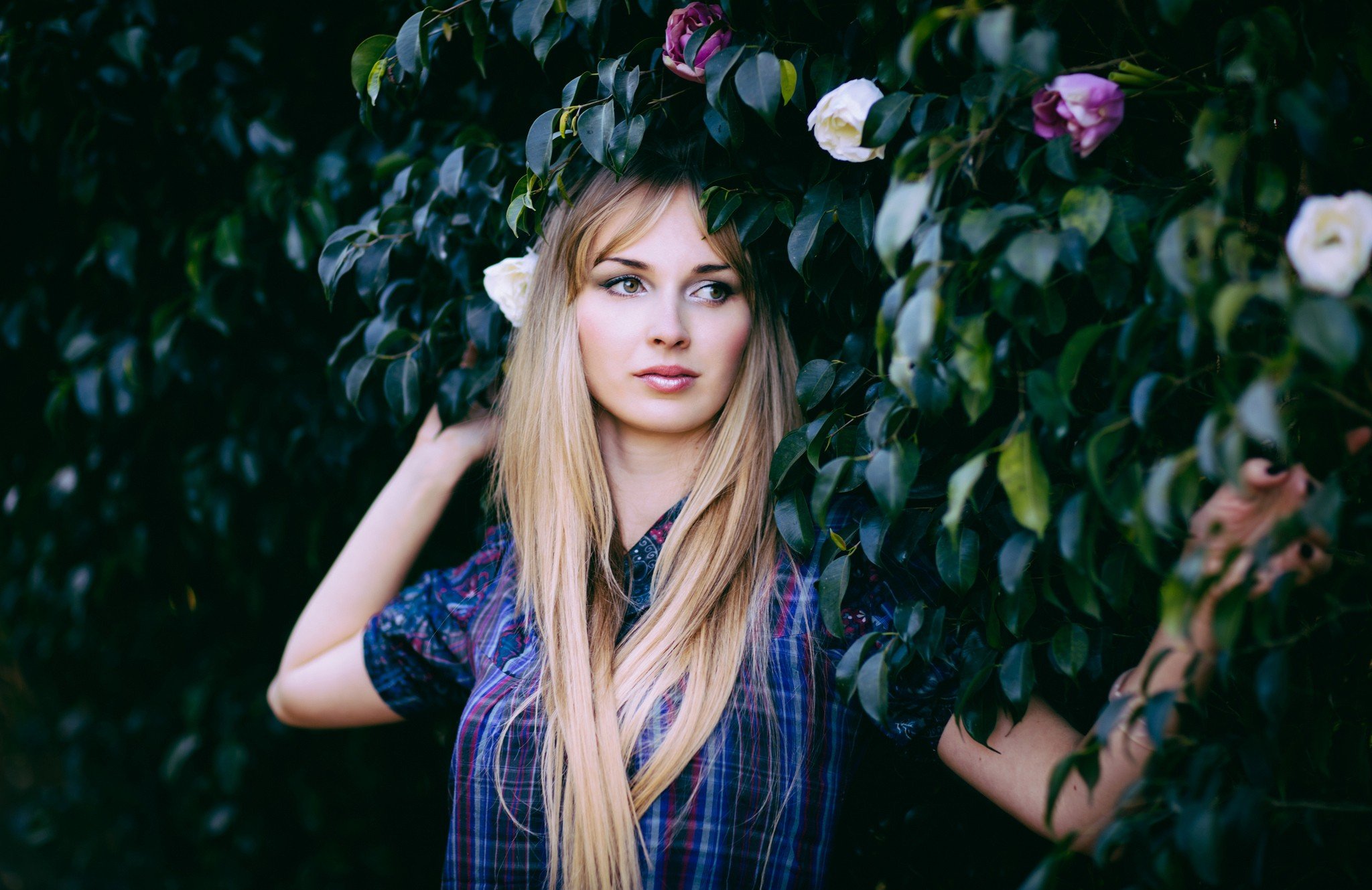 Blonde woman with floral hair accessory - wide 7