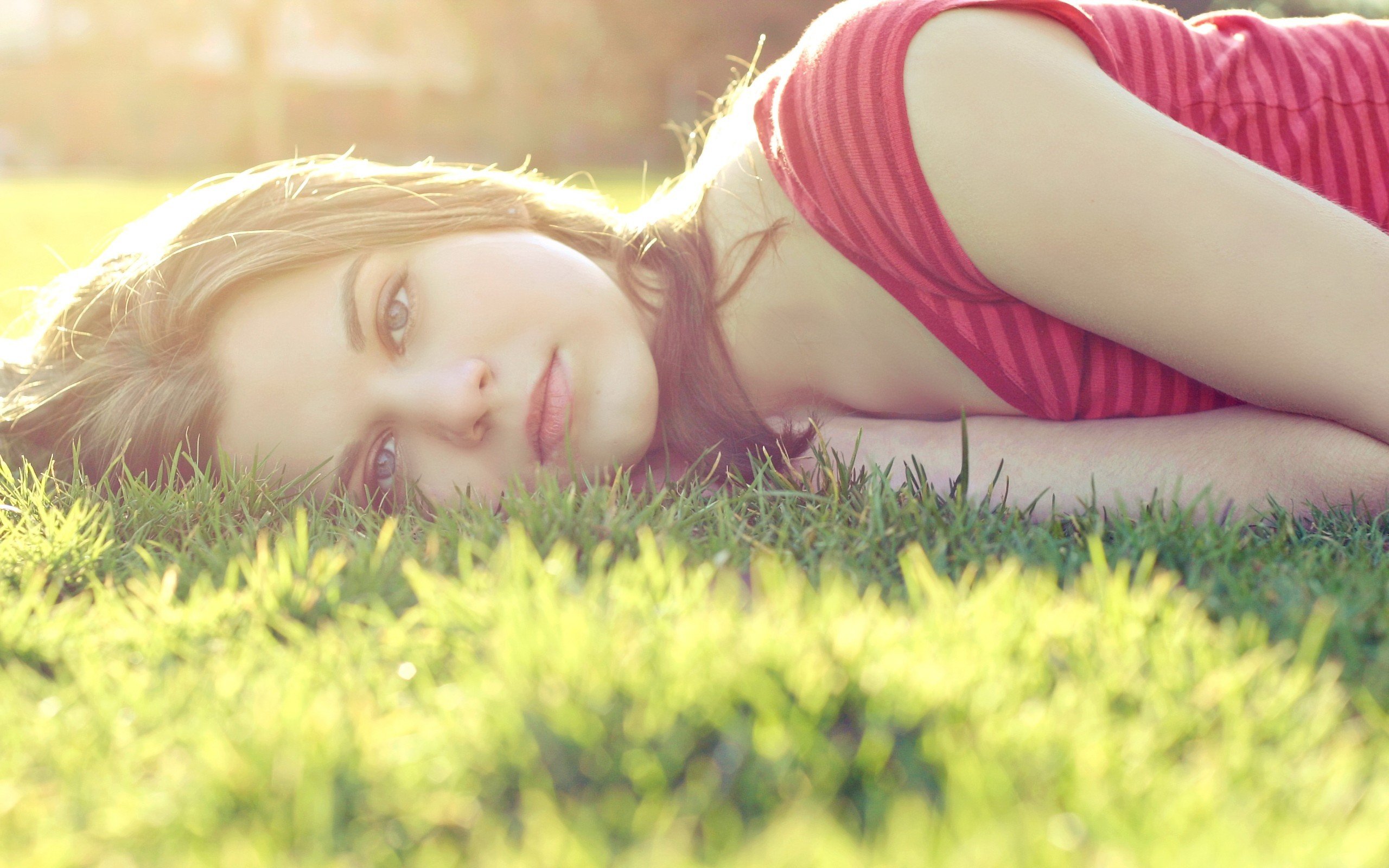women, Women outdoors, Sunlight, Grass, Brunette, Lying down, Blue eyes Wallpaper