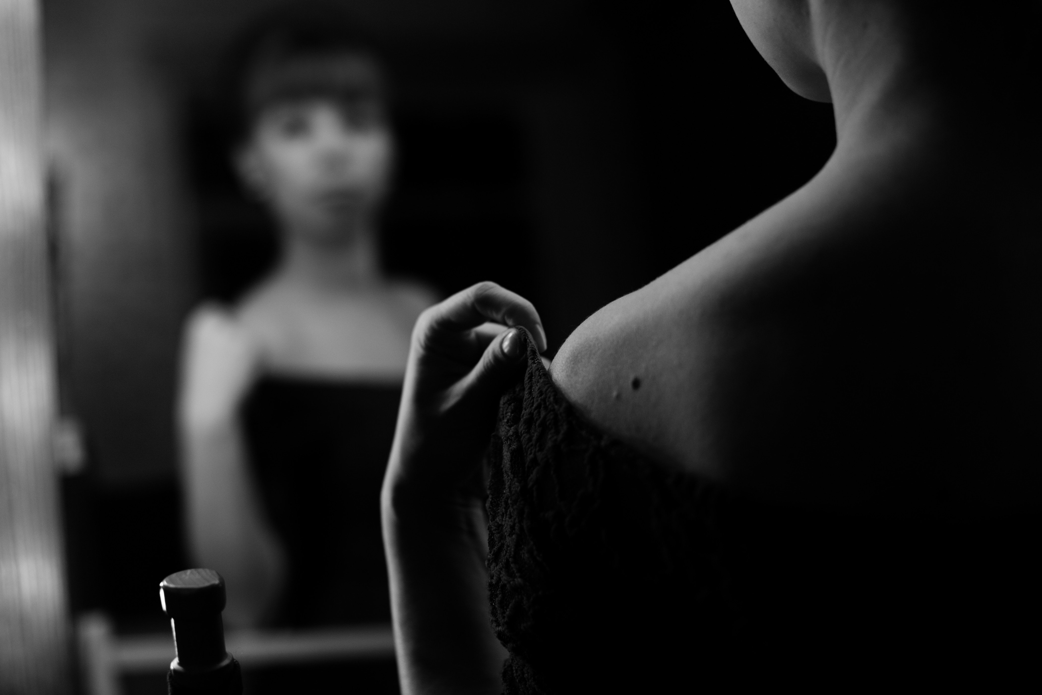 Kate Shepherd, Mirrored, Bare shoulders, Monochrome, Women Wallpaper