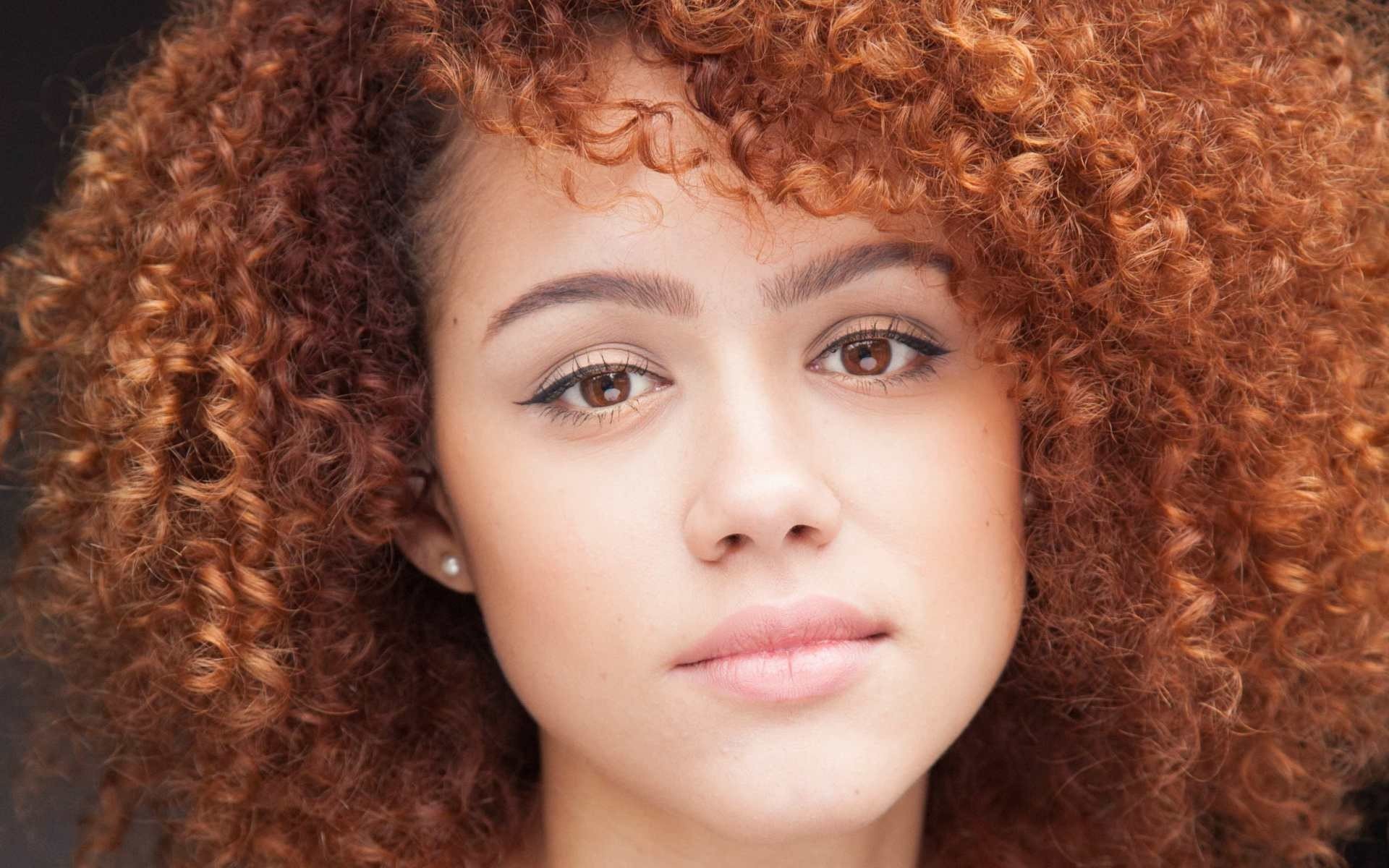 Nathalie Emmanuel Celebrity Women Face Curly hair 