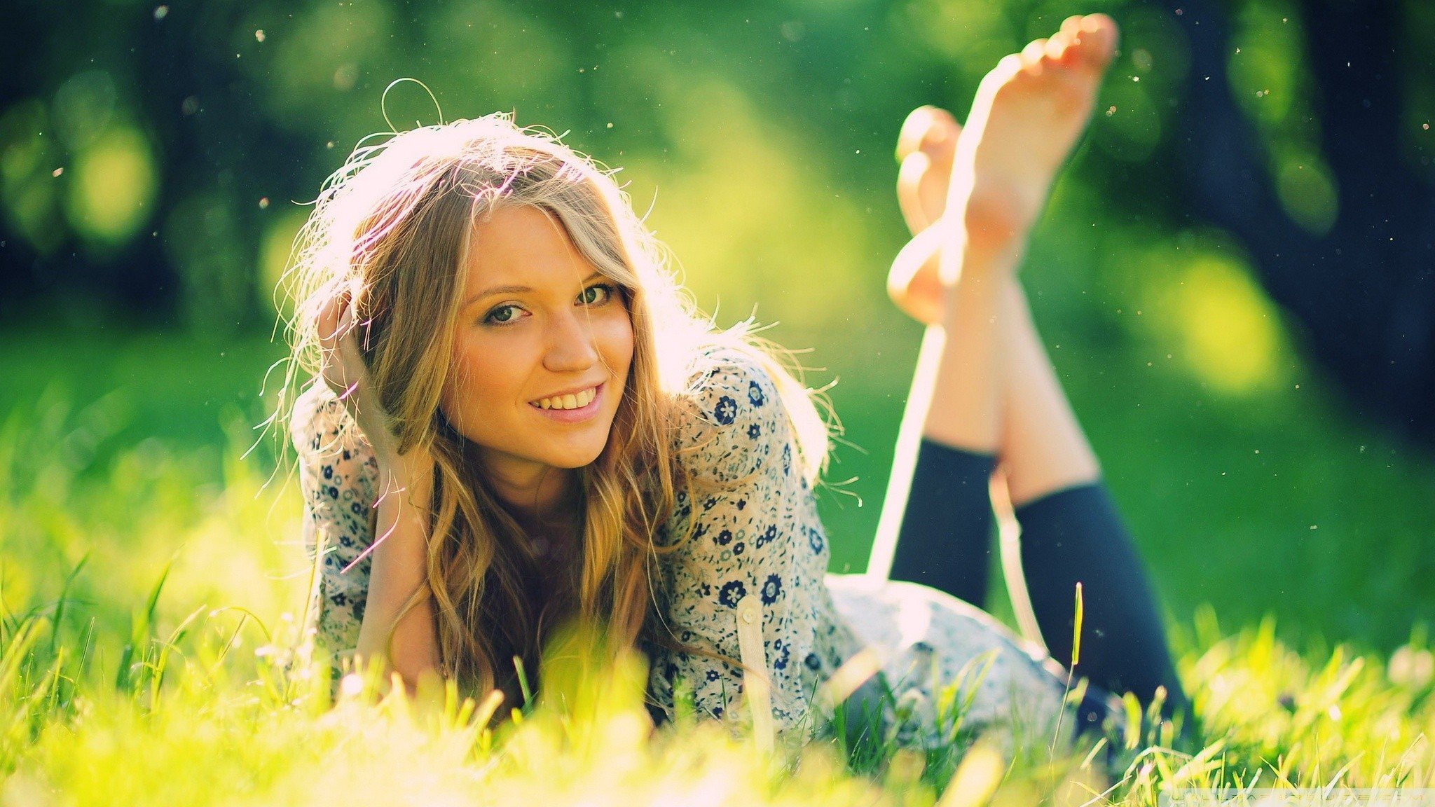 Diana Vickers, Women outdoors, Hands on head, Barefoot, Grass, Blonde, Legs up, Depth of field, Smiling Wallpaper