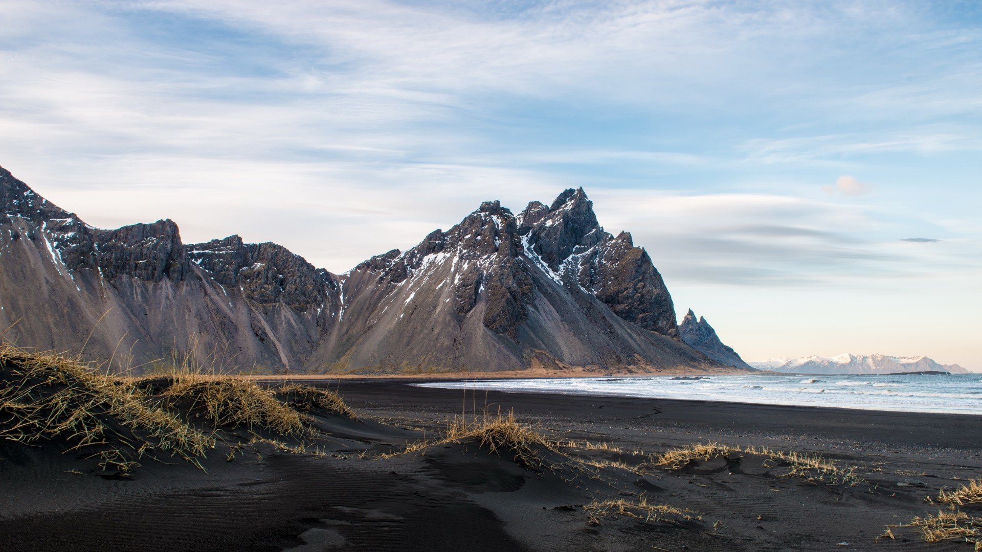 Cảnh quan Iceland có đầy đủ từ ngọn núi đến đại dương, mang lại một vẻ đẹp tựa như tranh vẽ. Qua những hình ảnh đẹp, những khung cảnh độc đáo này sẽ khiến bạn cảm thấy bị mê hoặc và khao khát muốn khám phá thêm.