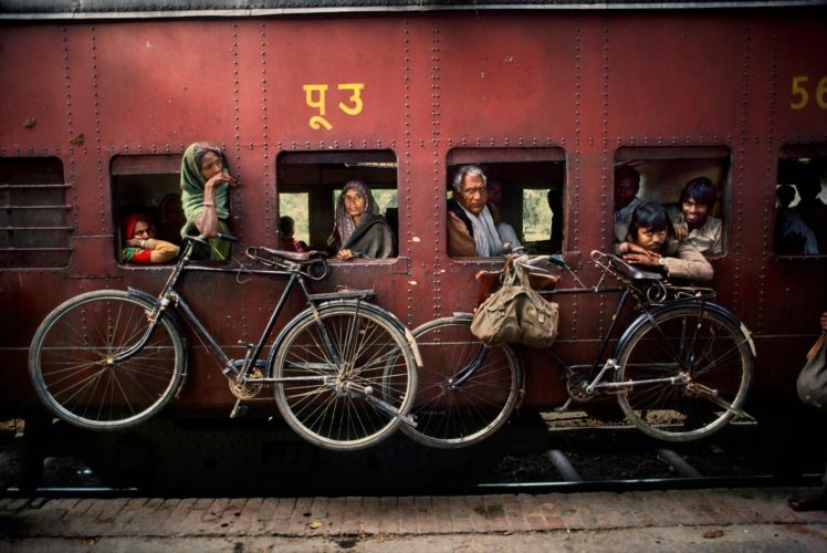 Steve McCurry, People, Photographer, India, Train station, Train, Bicycle, Photography HD Wallpaper Desktop Background