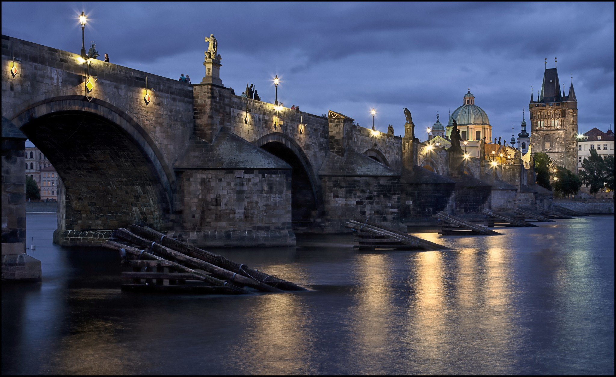 Чехия Прага Карлов мост ночь бесплатно