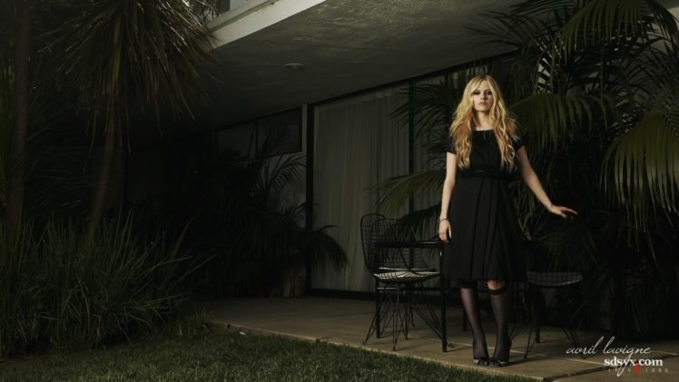 celebrity, Avril Lavigne, Palm trees, Singer, Blonde, Black dress HD Wallpaper Desktop Background