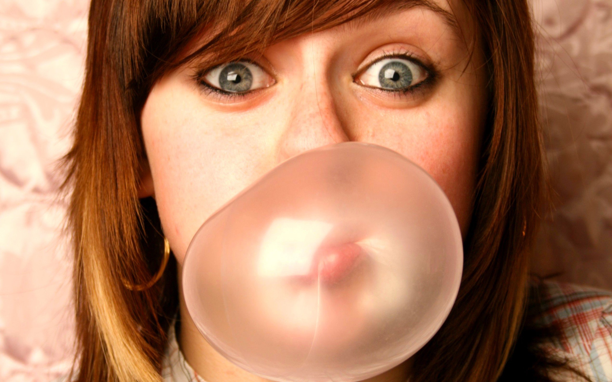 bubble gum Wallpaper