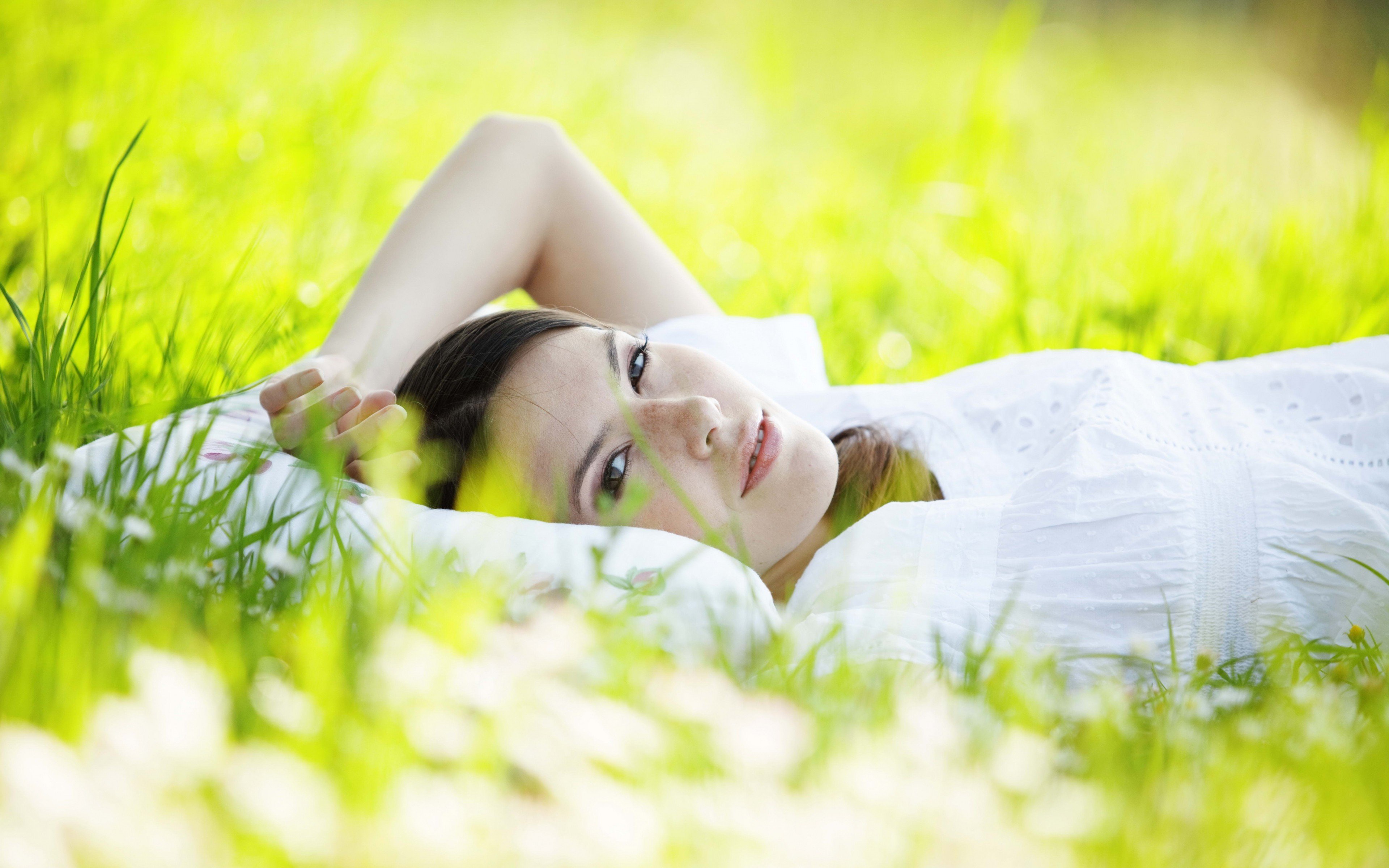 women, Lying down, Women outdoors, White clothing Wallpaper