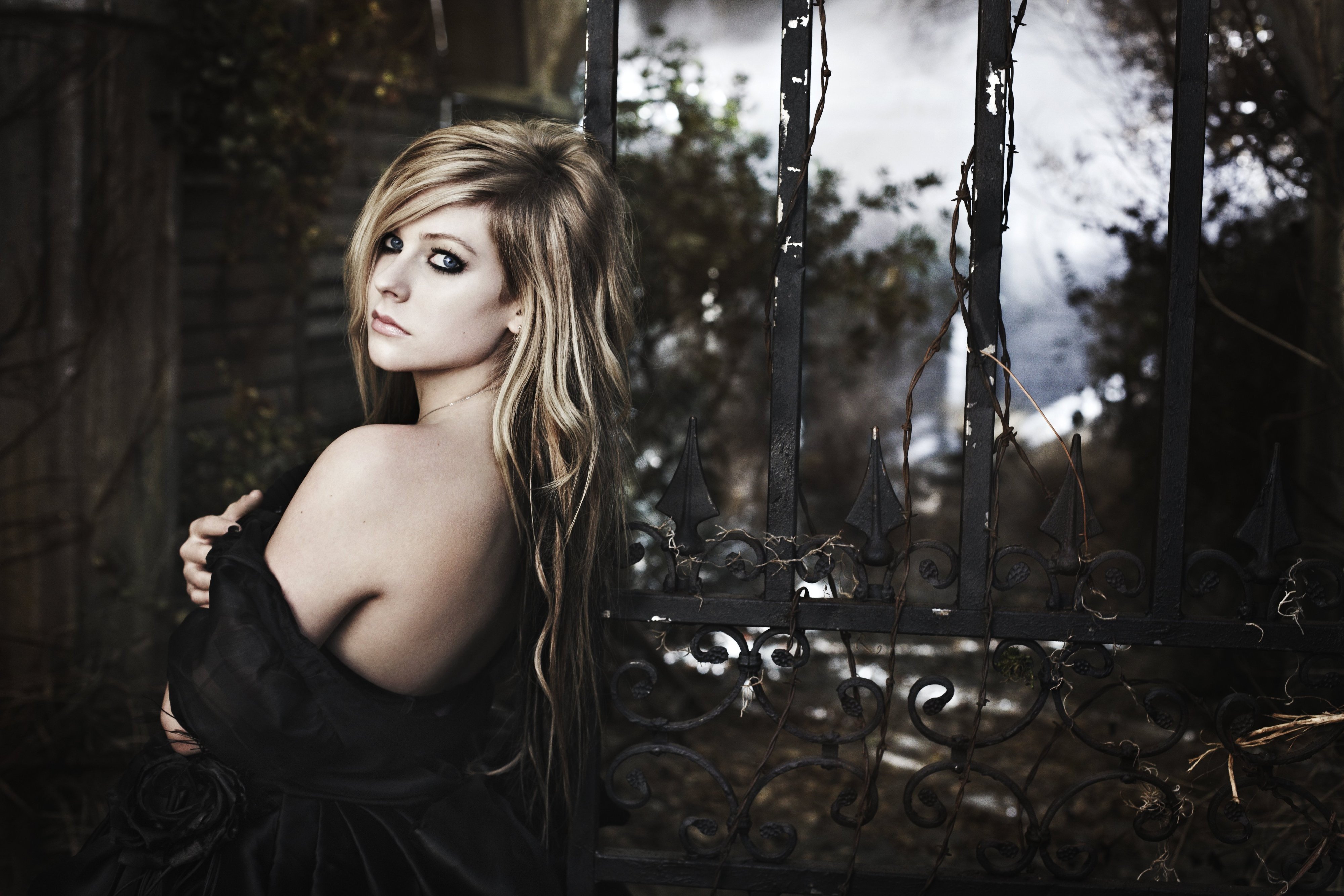9. Avril Lavigne - wide 10