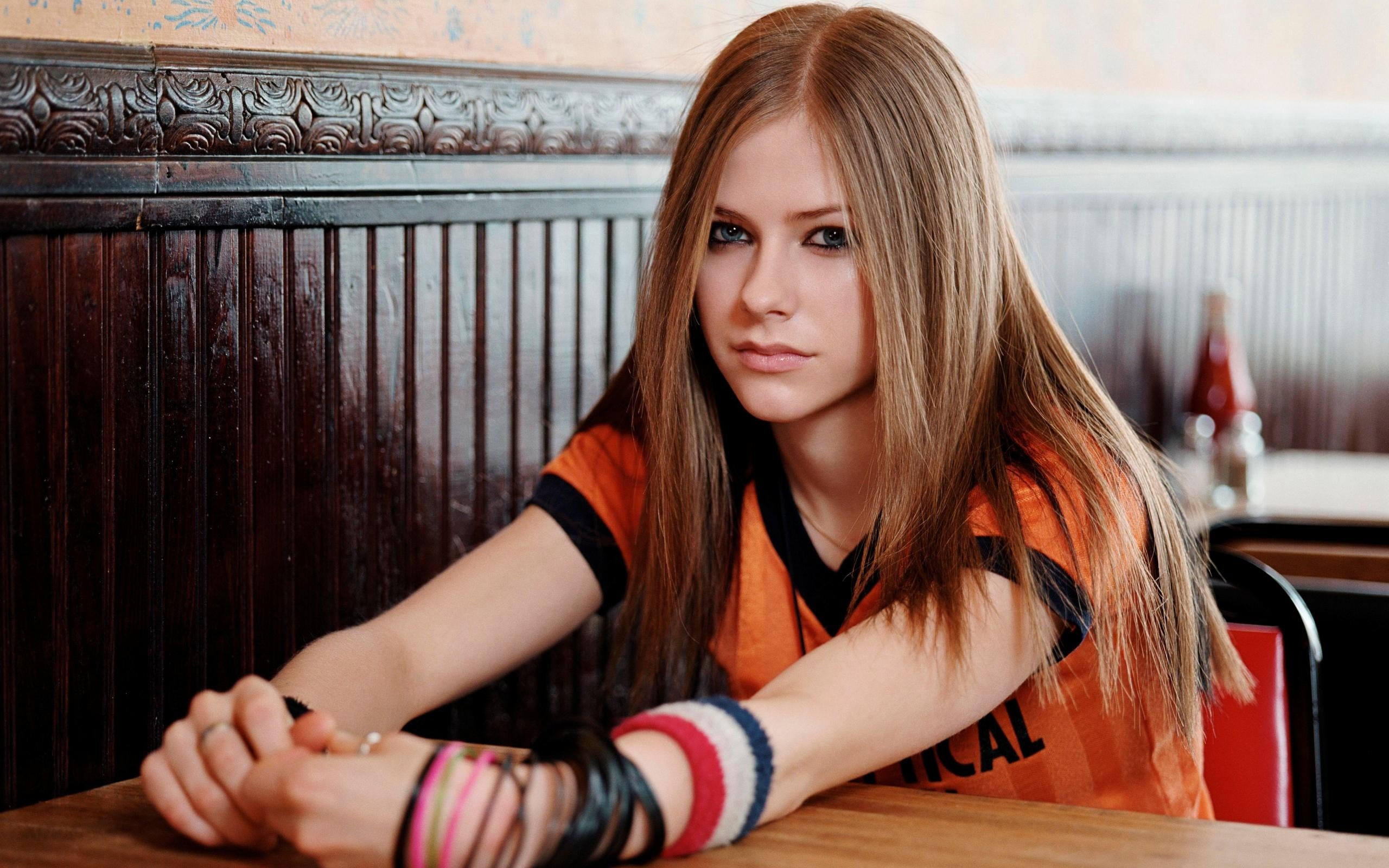 Avril Lavigne, Women, Blonde, Blue eyes, T shirt Wallpaper