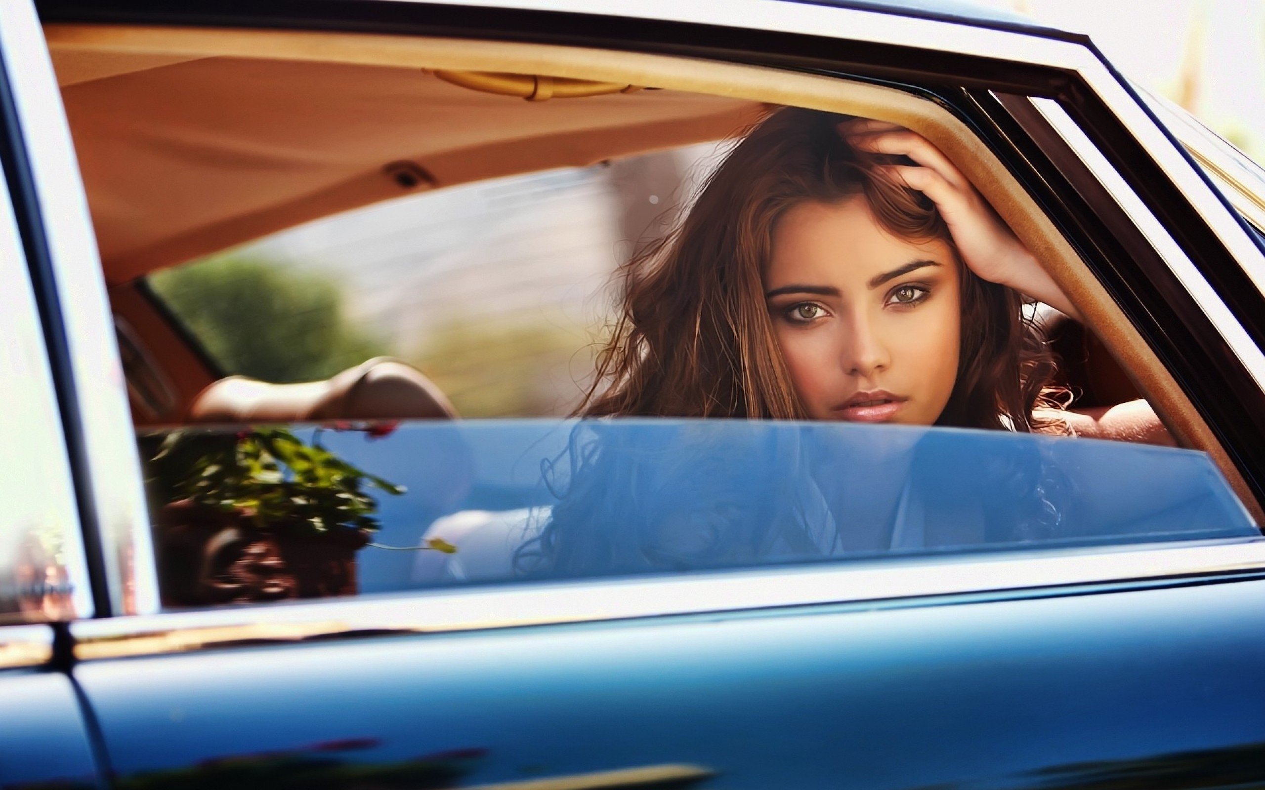 Women Brunette Car Looking At Viewer Women With Cars Hd Wallpapers Desktop And Mobile