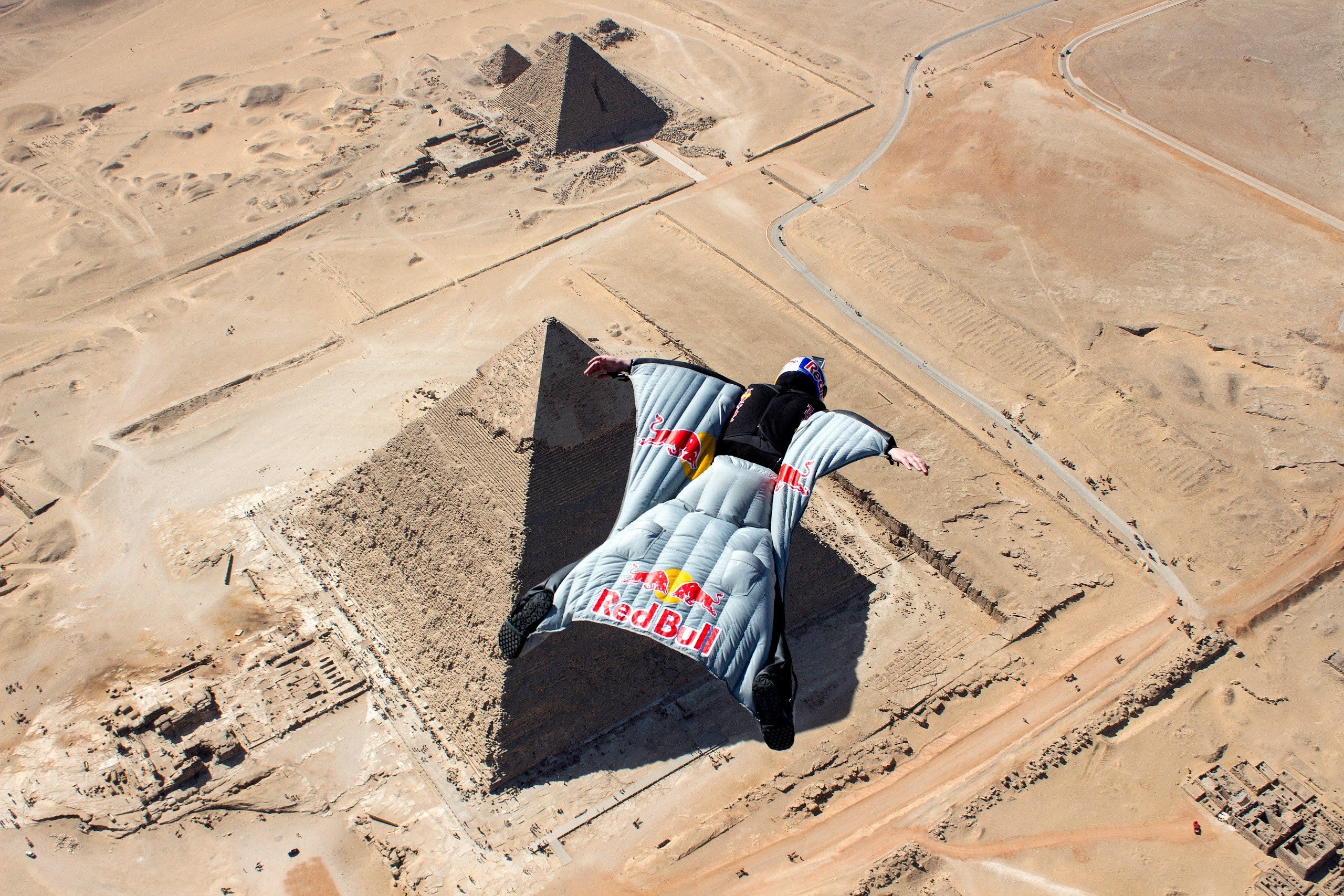 men, Sports, Parachutes, Jumping, Birds eye view, Nature, Sand, Flying, Helmet, Wingsuits, Desert, Pyramids of Giza, Egypt, Red Bull Wallpaper