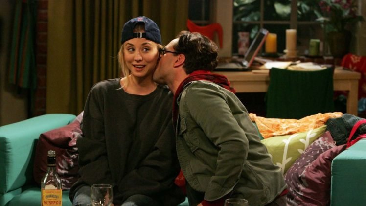 Kaley Cuoco, The Big Bang Theory, Leonard Hofstadter, Kissing, Penny HD Wallpaper Desktop Background