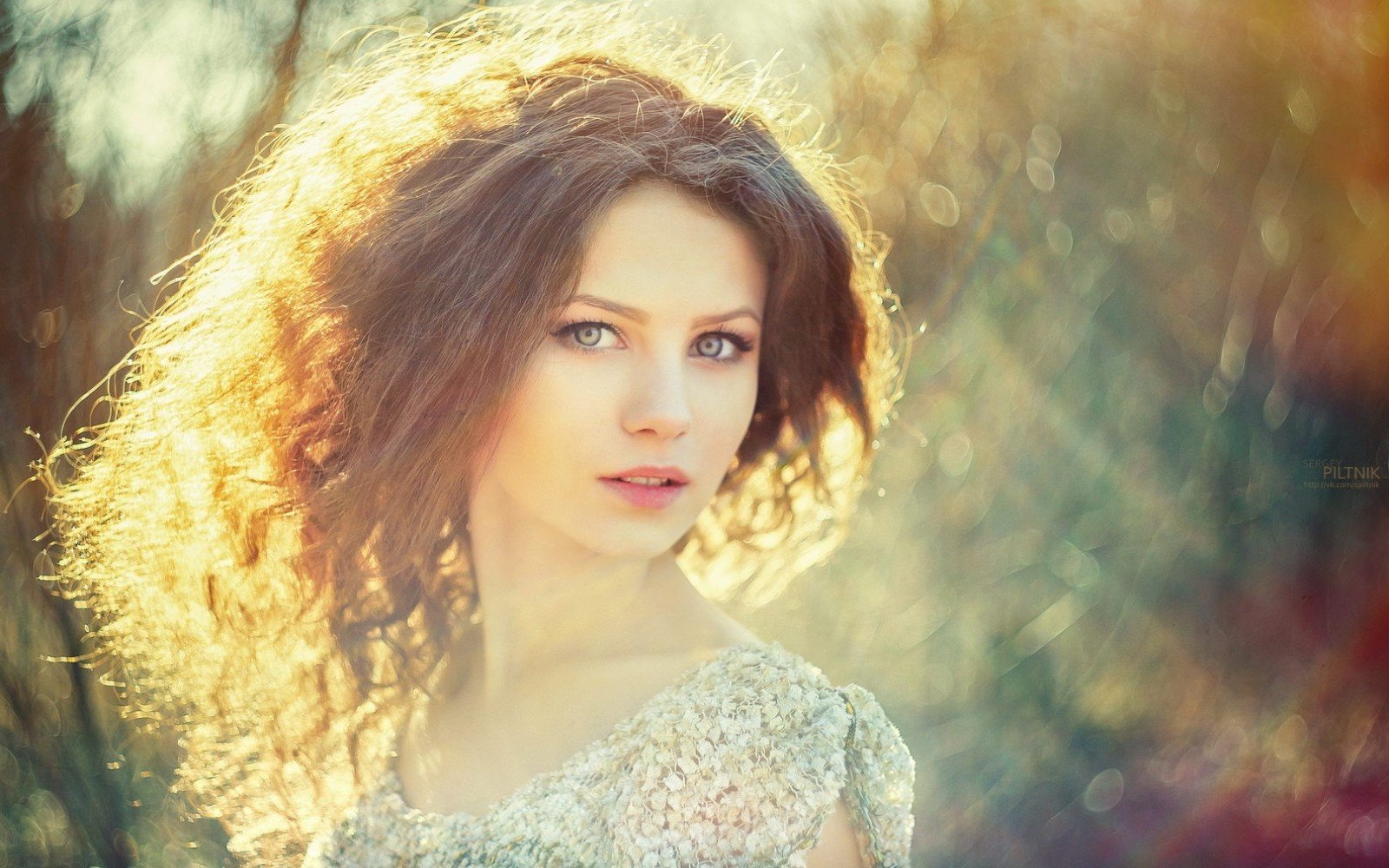 women, Blue eyes, Curly hair, Sunlight Wallpaper