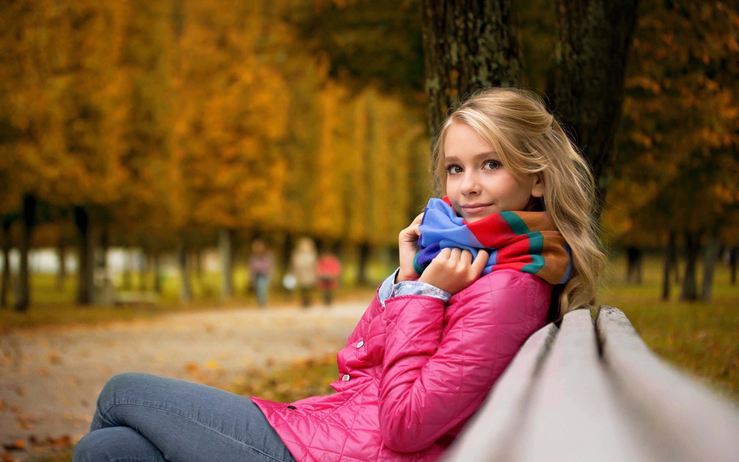fall, Women, Blonde, Scarf, Bench, Jeans, Looking at viewer, Women outdoors, Park, Depth of field, Trees Wallpaper