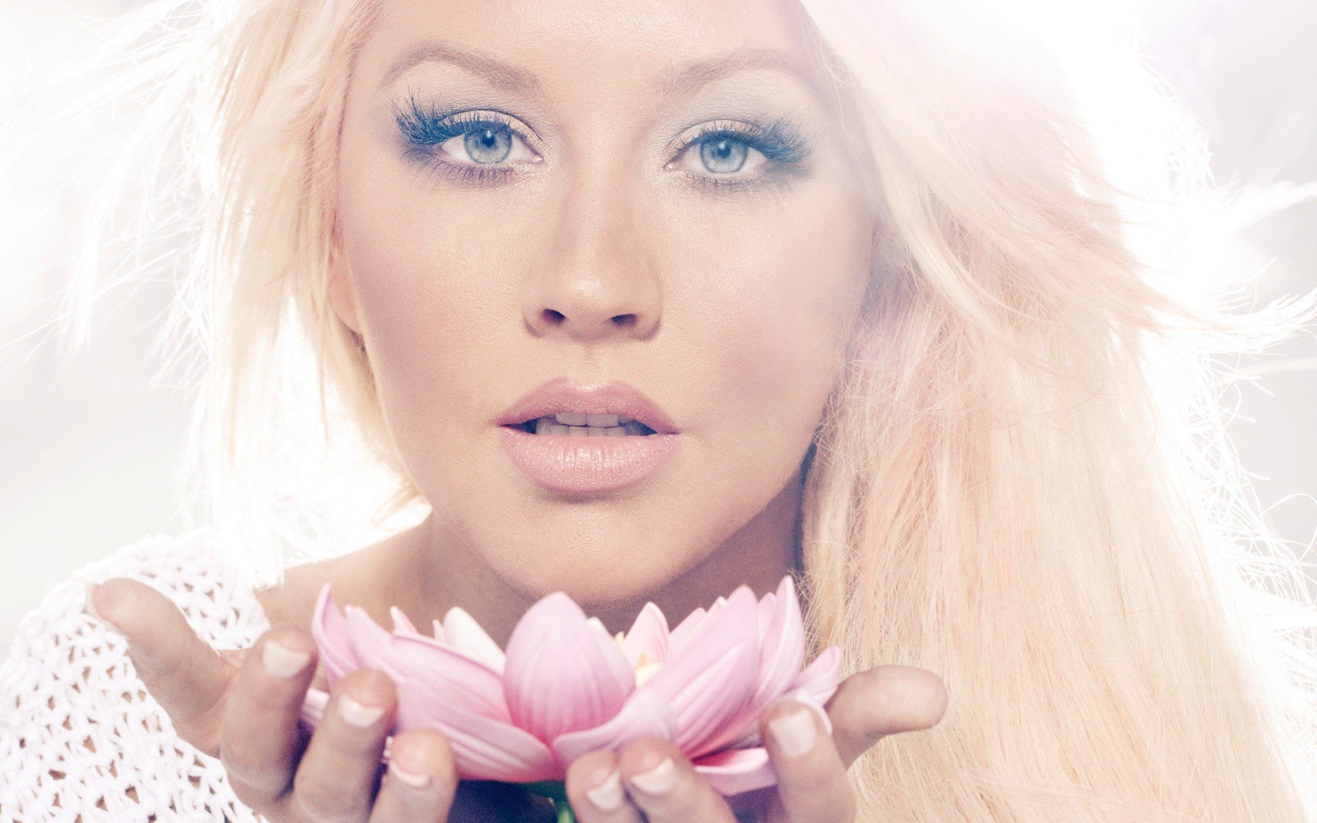 Christina Aguilera, Women, Music, Flowers, Blonde, Face Wallpaper