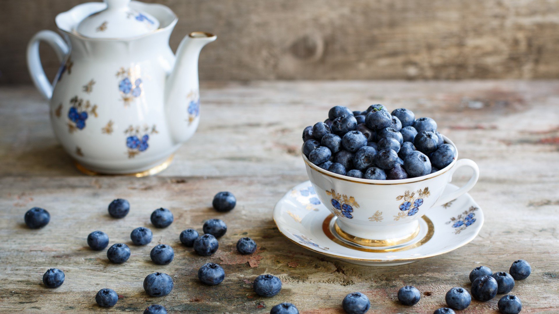 cup, Tea, Wooden surface, Blueberries Wallpaper