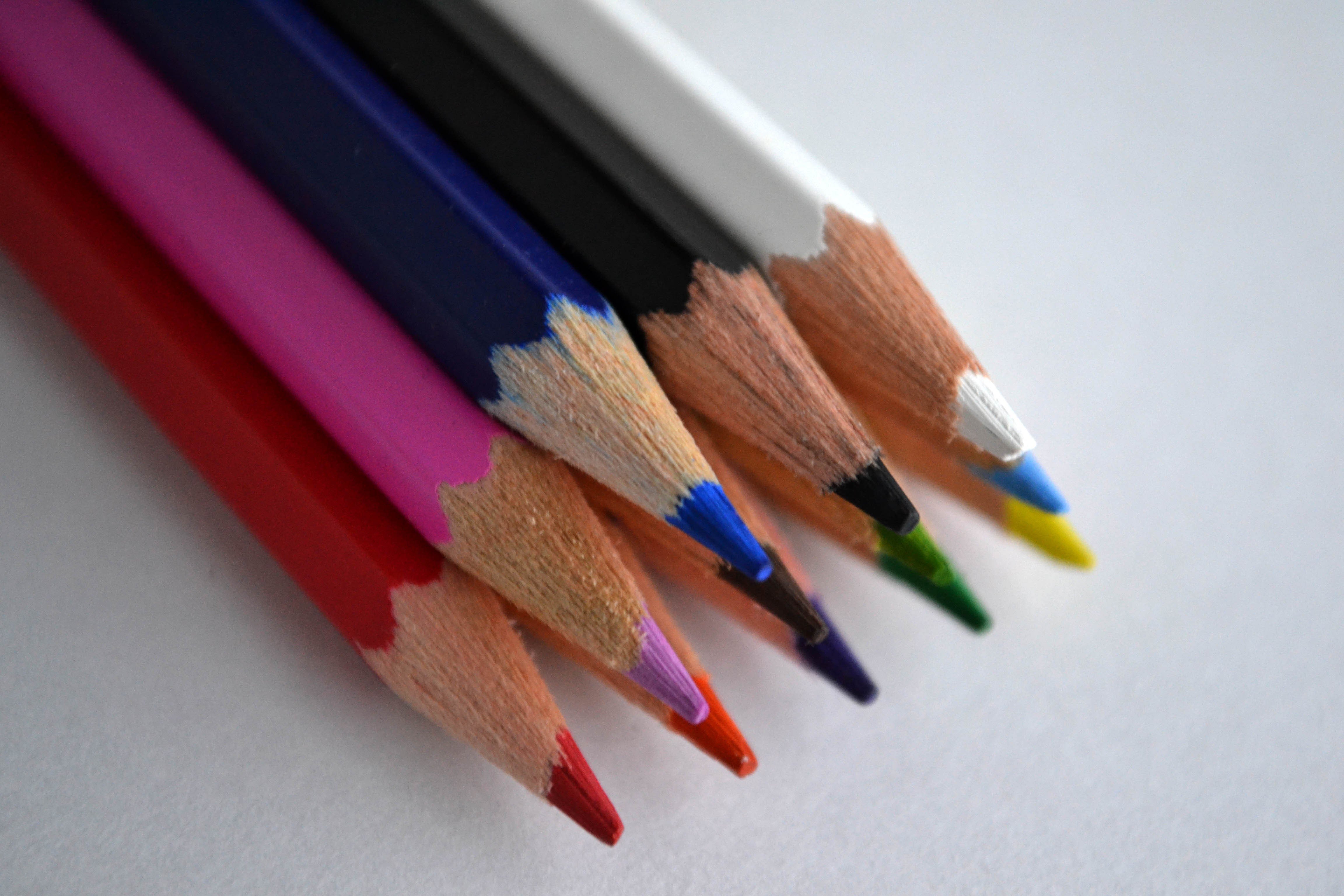 Как сделать красивый карандаш. Карандаши. Карандаш на белом фоне. Карандаши разных цветов. Карандаши разного цвета.