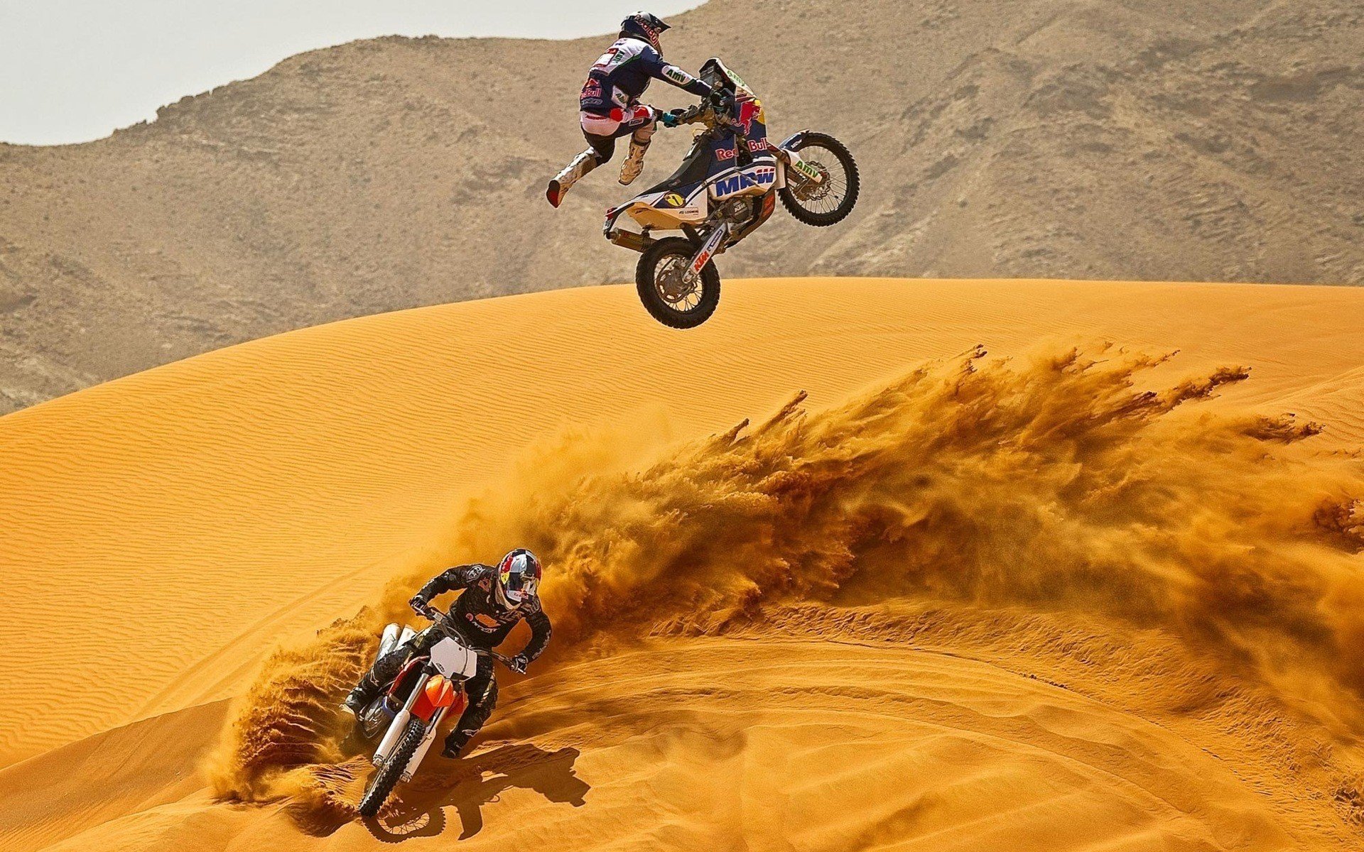 jumping, Sand, Dirt bikes Wallpaper