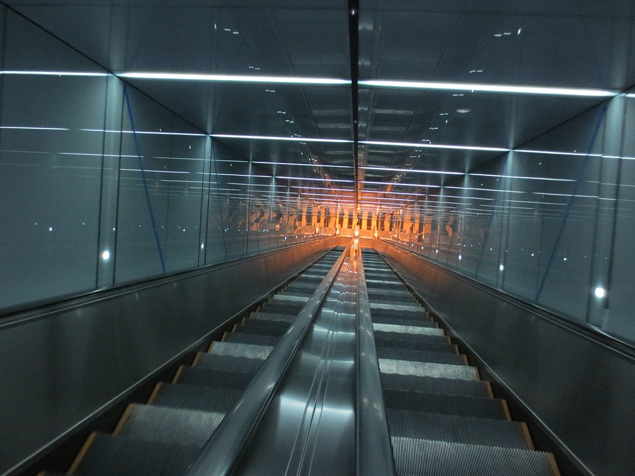 escalator Wallpaper