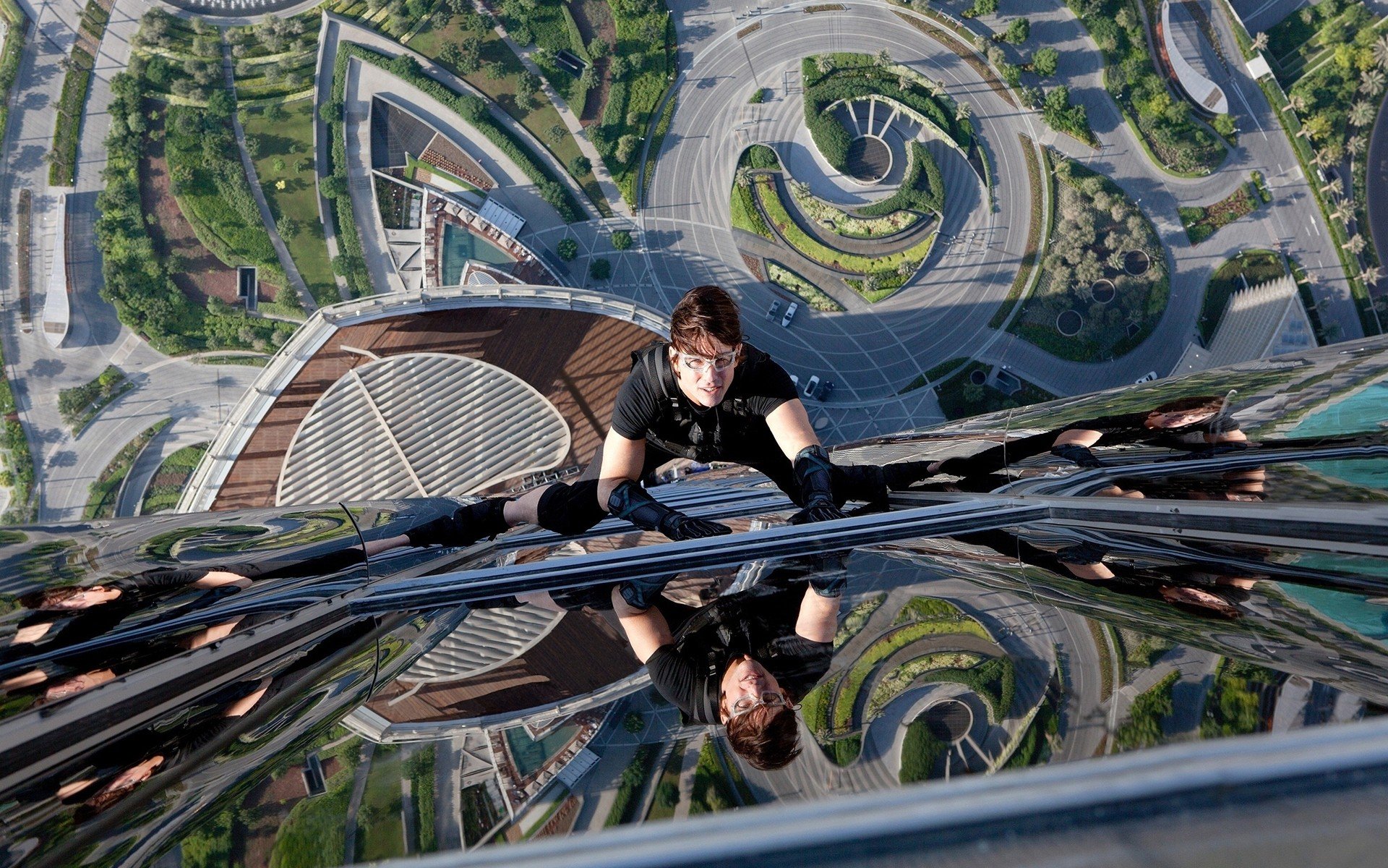 Mission Impossible Ghost Protocol, Tom Cruise, Climbing, Heights Wallpaper